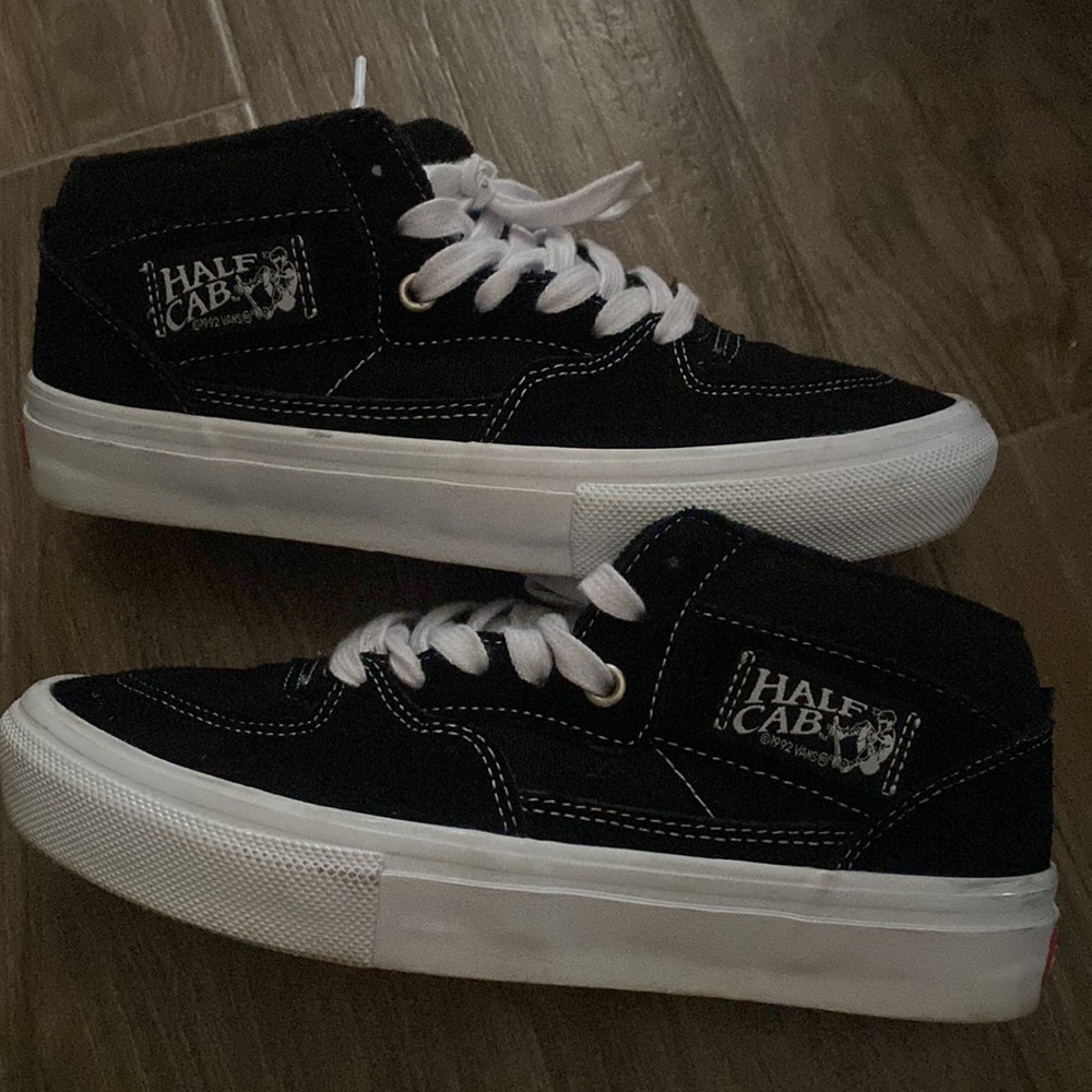 Women’s 7.5 Men’s 6 UK5 half cab skate shoes, brand new VANS